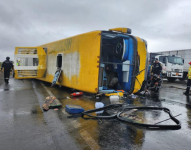 Imagen de un bus escolar, que transportaba obreros, en la vía Guayaquil-Salinas la mañana de este martes 25 de junio.