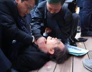 Lee Jae-myung, líder del principal opositor Partido Democrático, se tumba tras ser apuñalado por un agresor en el lado izquierdo del cuello.