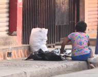 Imagen de una mujer llorando la muerte de su familiar, un vendedor de cocos, en Durán, el jueves 4 de noviembre.