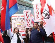 Representantes del Frente Unitario de Trabajadores participan en un plantón en el centro de Quito.