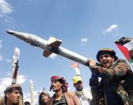 Un simpatizante de los hutíes lleva un misil simulado durante una protesta contra los ataques aéreos de EE. UU. a posiciones hutíes, en Sana'a, Yemen, 17 de marzo de 2025.