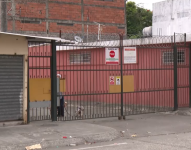 Los portones de seguridad deberán ser estructuras metálicas.