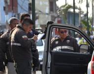 Policías recogen evidencias del ataque armado contra sus compañeros en Durán.