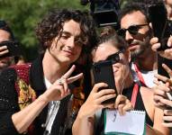 El actor estadounidense Timothee Chalamet (i) posa este viernes para fotografías y firma autógrafos a su llegada al Festival Internacional de Cine de Venecia. EFE/EPA/ETTORE FERRARI