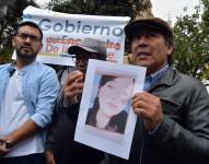 Este lunes 24 de octubre, familiares y amigos de Alba Bermeo protestaron en el centro de Cuenca y exigieron justicia por la muerte de la joven.