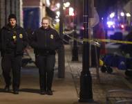 Policías caminan en la zona del accidente.