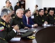 El ministro del Interior, Juan Zapata, compartió la fotografía en la que aparecen los generales desvinculados Freddy Goyes y Giovanni Ponce, en una reunión de la Policía.
