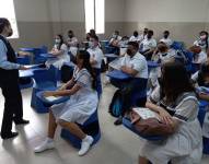 Estudiantes del Colegio Guayaquil, en el Puerto Principal, asistieron este viernes a su primer día de clases.