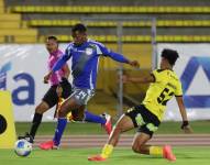 Romario Caicedo, defensa de Emelec, en el partido ante Miguel Iturralde por la Copa Ecuador