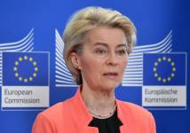 La presidenta de la Comisión Europea, Ursula von der Leyen, ofrece una conferencia de prensa en Samarcanda el 3 de abril de 2025, antes de la cumbre UE-Asia Central.