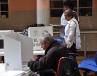 Fotografía de archivo de un adulto mayor ejerciendo su derecho al voto.