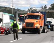 Cierre vial en la vía Alóag la mañana de este lunes 15 de septiembre.