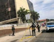 Policías atienden el evento y acordonan el área.