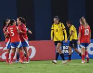 Las jugadoras chilenas celebrando ante la mirada de las ecuatorianas en la Copa América femenina.