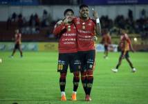 El volante de Deportivo Cuenca, Alejandro Tobar, celebra su gol contra El Nacional