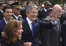 Lasso afuera del Parlamento. Está con el vicepresidente Alfredo Borrero y su esposa María de Lourdes Alcívar.