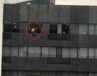 Cuando policías intentaron colgarse desde la terraza del edificio para rescatarlo, el hombre se colgó más y finalmente cayó y murió.
