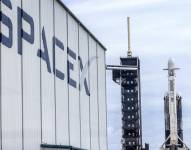 Fotografía de archivo fechada el 11 de octubre de 2023 que muestra un cohete Falcon Heavy de la compañia Space X, en el Complejo de Lanzamiento 39A en el Centro Espacial Kennedy de la NASA, en Florida (EE.UU.).
