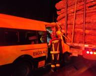 Choque entre la buseta y el camión.