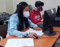 Estudiantes rindiendo el examen Transformar.