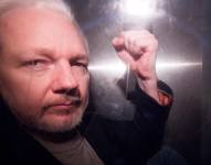 LONDRES (REINO UNIDO), 01/05/2019.- El fundador de Wikileaks, Julian Assange, saluda a los fotógrafos mientras abandona en un vehículo policial. EFE/Archivo