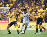 Jugadores de ambos clubes disputando el balón en el campo.