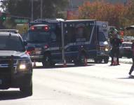 Imagen de policías llegando al campus de la Universidad de Las Vegas tras reportes de tiroteos.