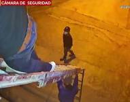Hombre roban con escaleras en casa de Los Esteros.