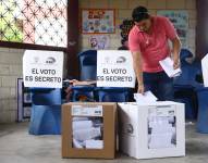 Un ciudadano ejerce su derecho al voto durante las elecciones seccionales del domingo 05 de febrero del 2023.