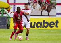 El delantero de Mushuc Runa, Cristian Penilla, disputa el balón contra el atacante de Vinotinto, Rafael Monti, por la primera fecha del cuadrangular del no descenso
