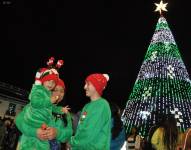 Un árbol navideño gigante en Cuenca, en diciembre 2024, atrae a turistas locales y nacionales.