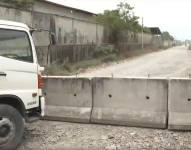 Imagen de muros instalados para bloquear el paso de una de dos rutas usadas por criminales en Durán.
