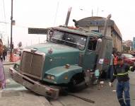 Foto del cabezal de un tráiler tras un siniestro de tránsito en la Vía a Daule en Guayaquil.