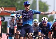 Thomas Jake Stewart, del equipo Israel-Premier Tech, al ganar una carrera