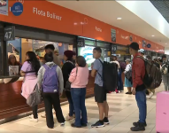 Imagen de personas en el terminal terrestre de Guayaquil.