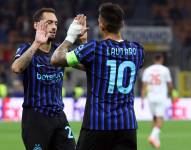 Lautaro Martínez celebra su gol con Hakan Çalhanoğlu en la victoria del Inter de Milán contra Slavia de Praga en la Champions League