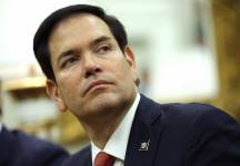 El secretario de Estado de EE.UU., Marco Rubio, asiste a una reunión con el presidente estadounidense Donald Trump y el primer ministro israelí Benjamín Netanyahu en la Oficina Oval de la Casa Blanca el 7 de abril de 2025 en Washington, DC.