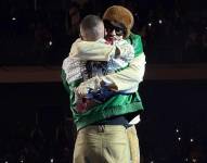 Bad Bunny y J Balvin compartiendo un abrazo el 21 de diciembre, en el Estadio GNP Seguros, CDMX.