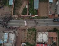 Un grupo de personas bloquean las carreteras en Perú. EFE/Aldair Mejía
