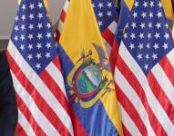 Foto de banderas ecuatorianas y estadounidenses en un evento presidencial.