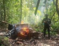 Militares destruyen el laboratorio artesanal de droga.