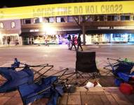 Sillas derribadas junto a la calle en el centro de Waukesha, Wisconsin, después de que una camioneta embistiera contra un desfile navideño el domingo 21 de noviembre de 2021.