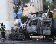 Fotografía de un vehículo incinerado luego del accidente de un camión de gas en Ciudad de México (México).