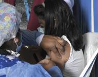 Niños de 5 a 11 años reciben la primera dosis contra la covid-19, en Cochabamba (Bolivia). EFE/Jorge Abrego