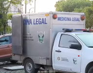 Foto de un carro de Medicina Legal tras ocurrir un asesinato en Machala.