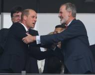 El príncipe William y el Rey Felipe saludando antes de que inicie el partido final de la Eurocopa 2024.