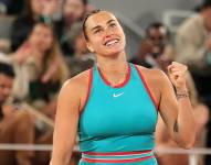 Aryna Sabalenka celebra al ganar su partido de semifinal ante Iga Swiatek.