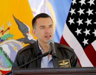 Imagen de Daniel Noboa con las banderas de Ecuador y Estados Unidos detrás, en un evento de entrega de la Embajada de EE. UU. en Ecuador de un avión a la Fuerza Aérea Ecuatoriana, en marzo de 2024.