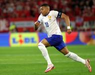 Kylian Mbappé se entrena con máscara por la fractura de nariz.