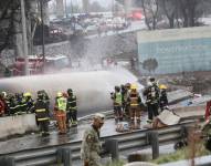 Integrantes del Cuerpo de Bomberos controlan un incendio luego del accidente de un camión de gas este miércoles, en Ciudad de México